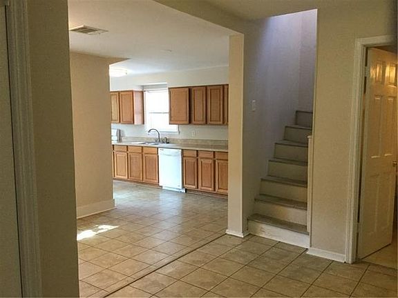 3rd image of 916 Foucher St #4