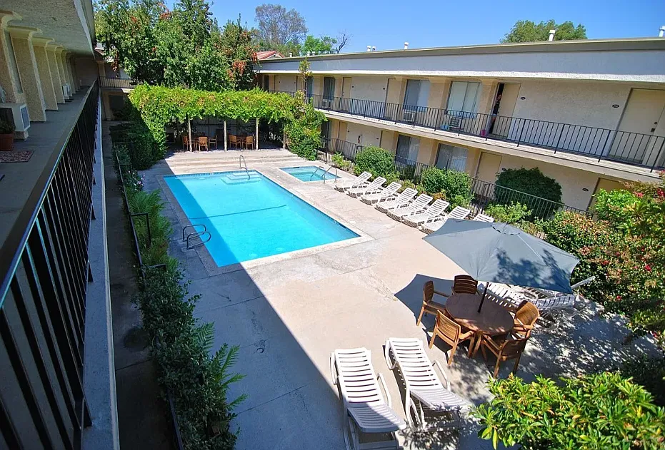 Gateway Tarzana Apartments — Photo 1