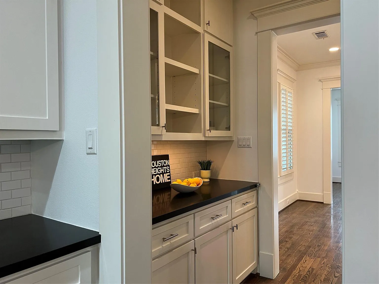 3 bed, 2.5 bath, 2600 sqft, $4,600 — Photo 3