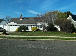35 Berkshire Rd, Bethpage, NY 11714