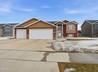 1089 Lindsey Ln, Grand Forks, ND 58201