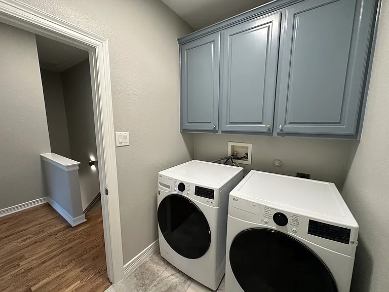 Washer/Dryer included