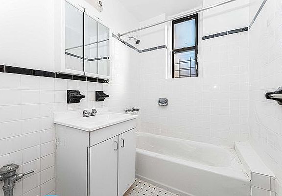 4th image of 2160 Caton Ave #6G