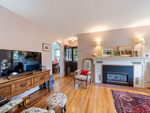 5th image of 1323 W Broadway St