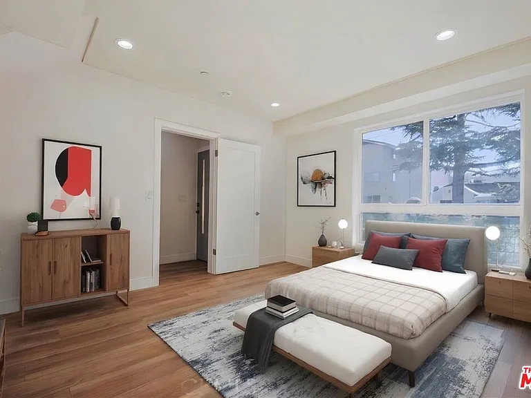 10801 Kling St — Photo 8