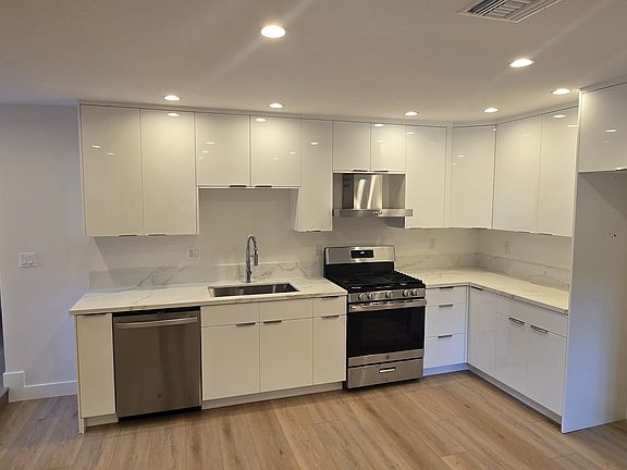 4th image of 7016 Van Noord Ave #B