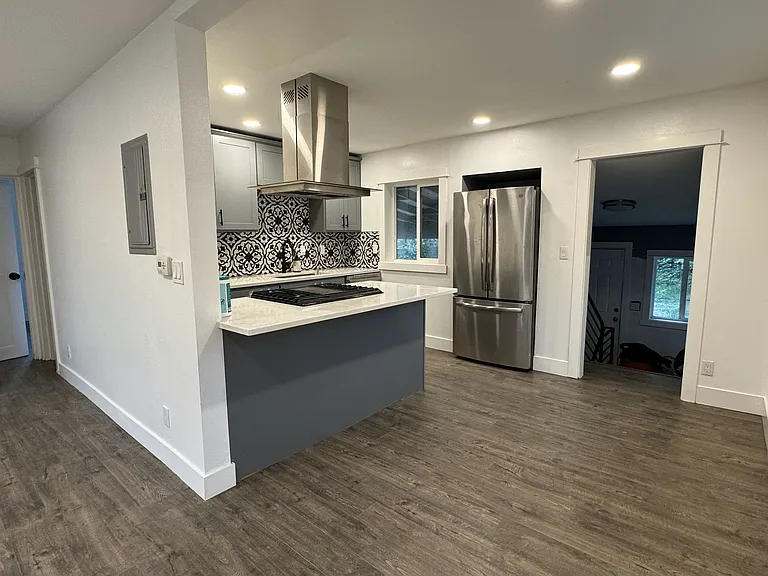 604 Camas Ave NE — Photo 4