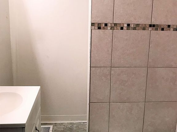 4th image of 806 N Negley Ave #1
