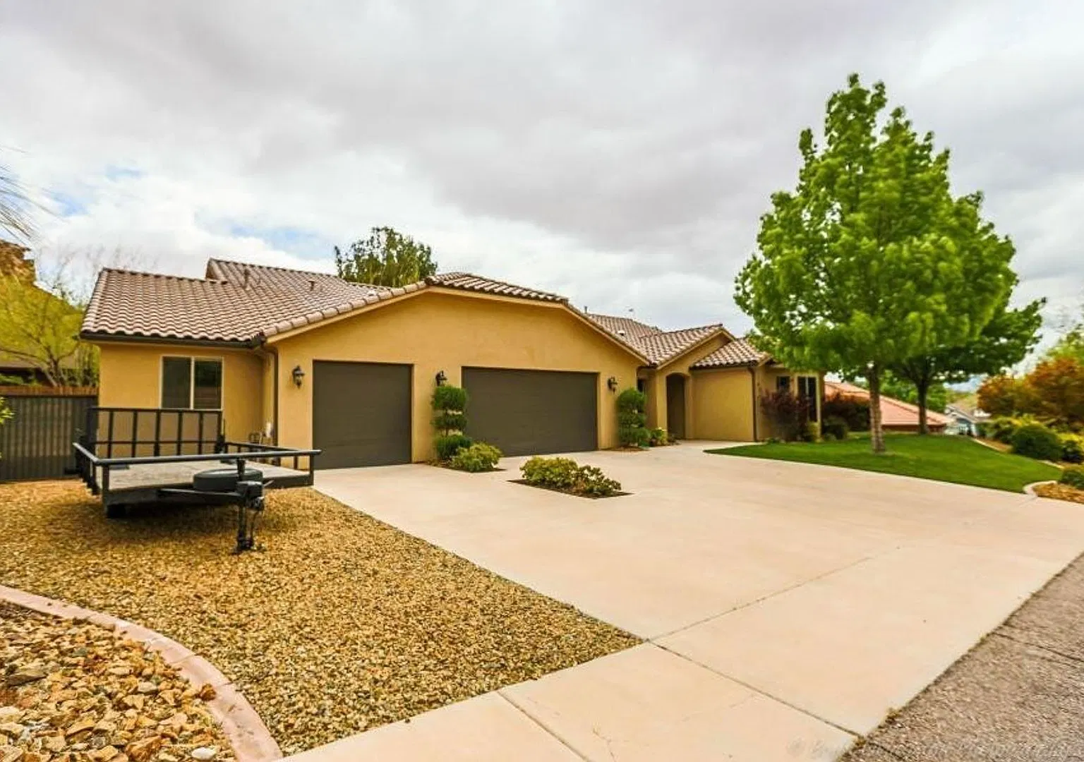 5 Bedroom Home with Private Pool — Photo 1