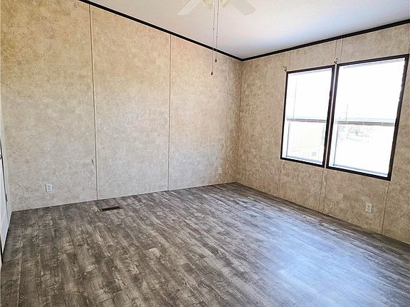 3rd image of 1051 Tamarack Dr