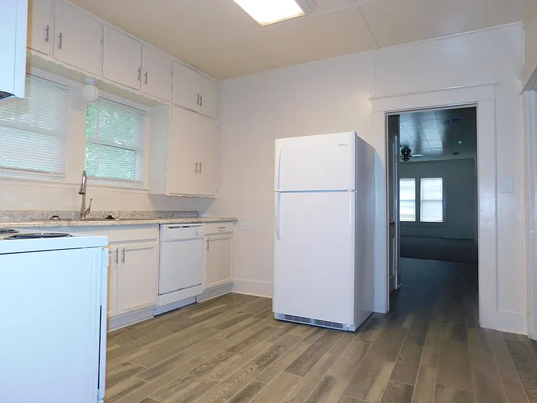 1813 Washington St — Photo 2