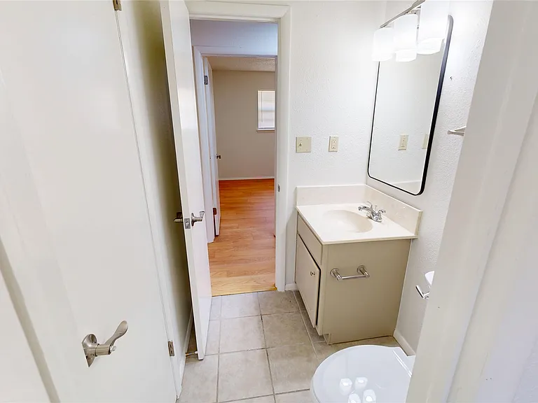 503 W C St — Photo 17
