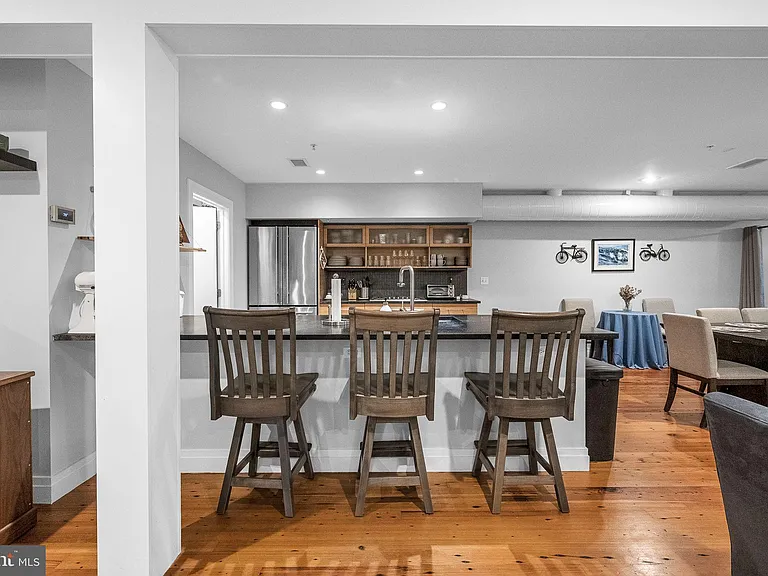 1210 Queen St #5 — Photo 12