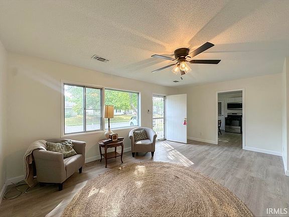 4th image of 2809 N Waugh St