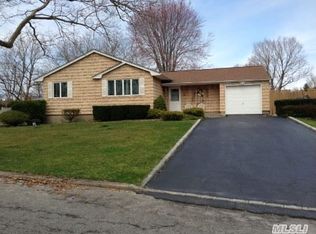 58 Hedgerow Ln, Commack, NY 11725
