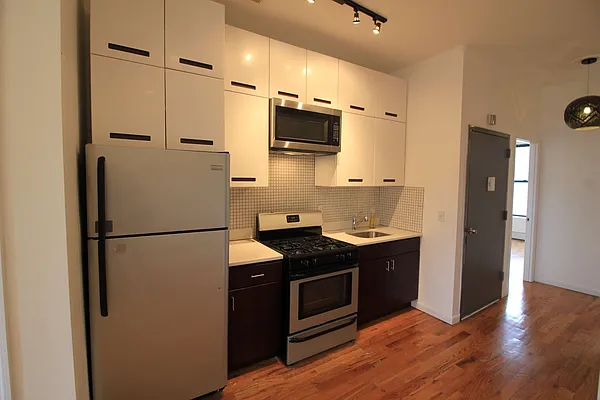 Rented by True Real Estate Group | media 7