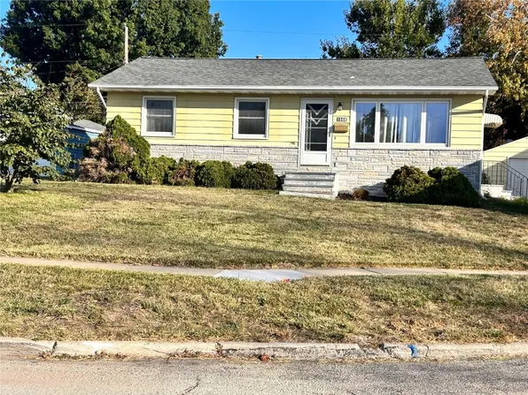 1568 47th St NE, Cedar Rapids, IA 52402