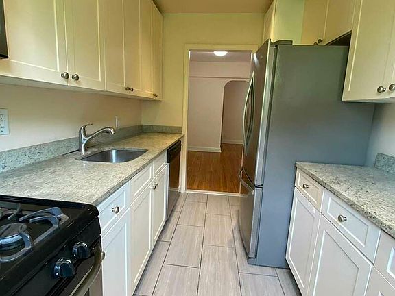 3rd image of 69-39 Yellowstone Blvd #9