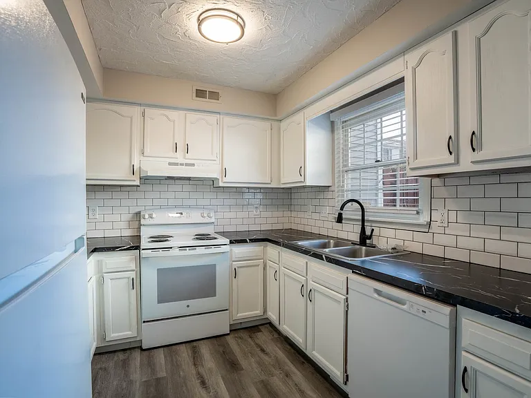 Pinnacle Townhomes — Photo 7