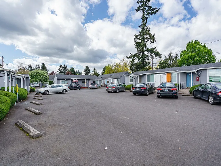 Gilbert Square Apartments — Photo 2