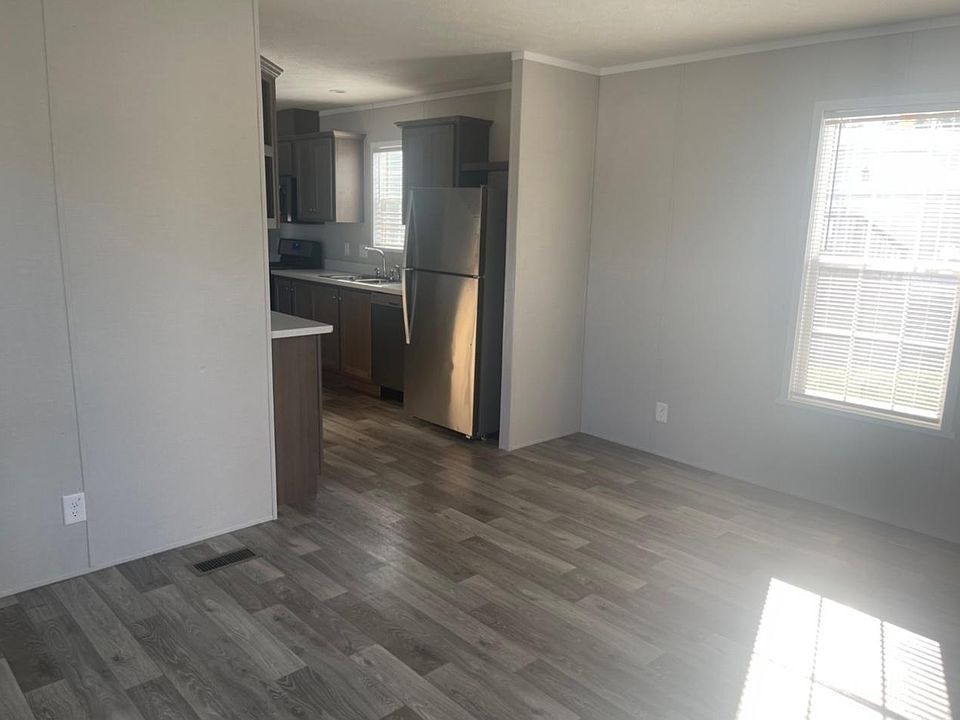 1st image of 371 Shummard Br