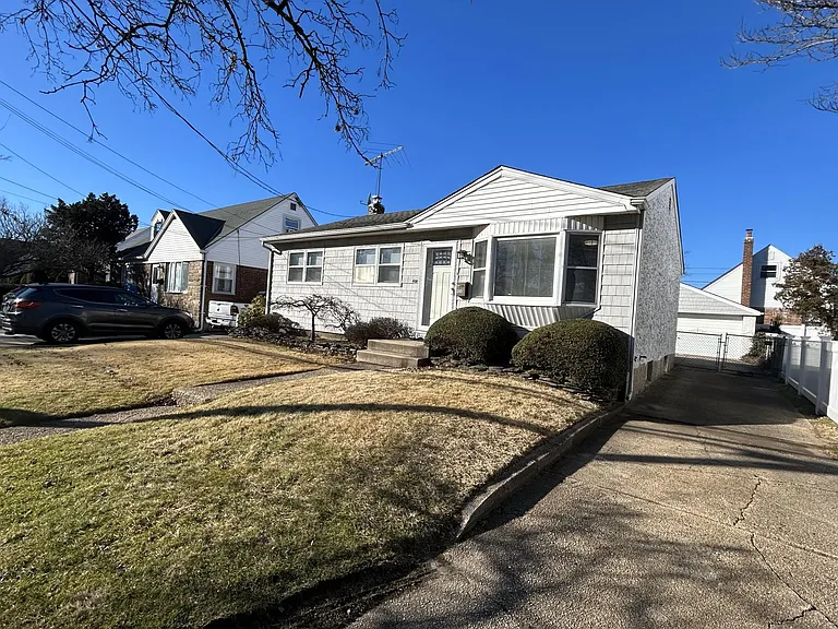 420 Old Country Rd — Photo 3