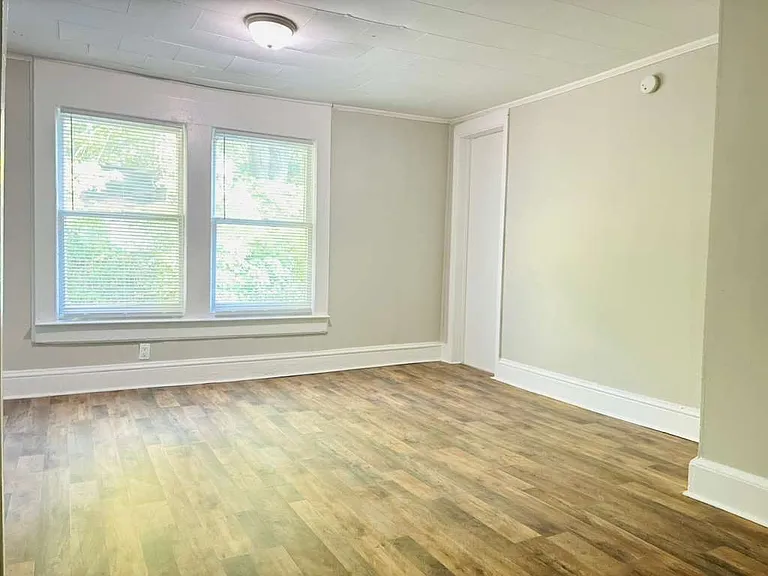 321 N Poplar St — Photo 11