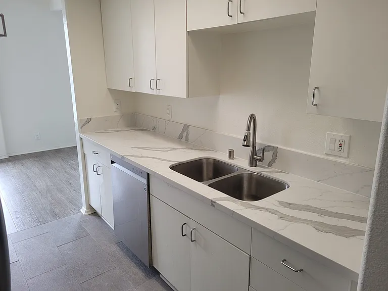100 S Hayworth Ave #103 — Photo 3