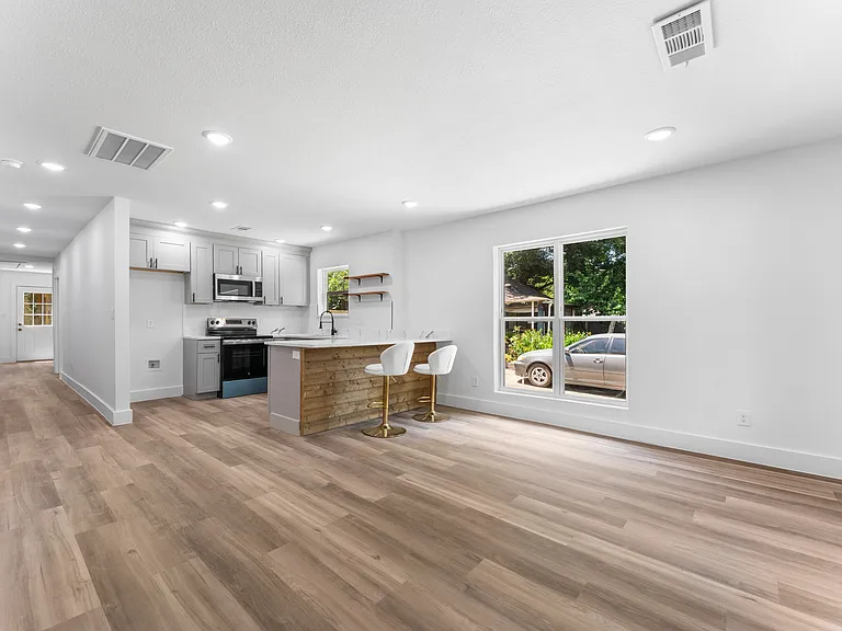 2730 Gladstone Dr — Photo 3
