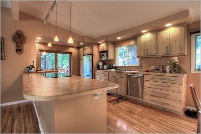 Love this kitchen - great for entertaining