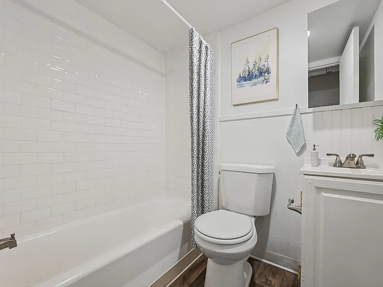 South Josephine Apartments — Photo 15