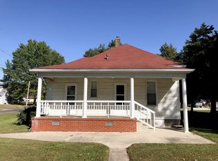 826 S Wood St, Staunton, IL 62088