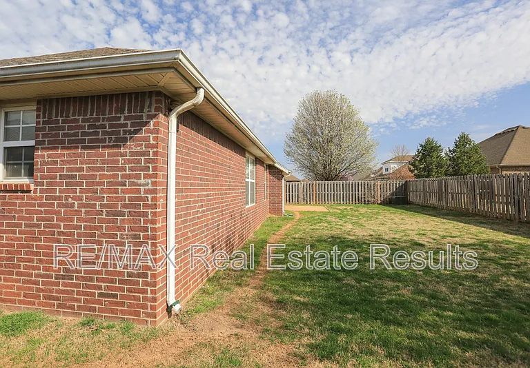 6303 S 37th St — Photo 5