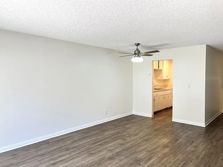 210 Quintard St — Photo 4