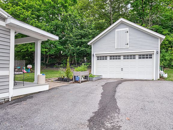 4th image of 79 Maple Avenue