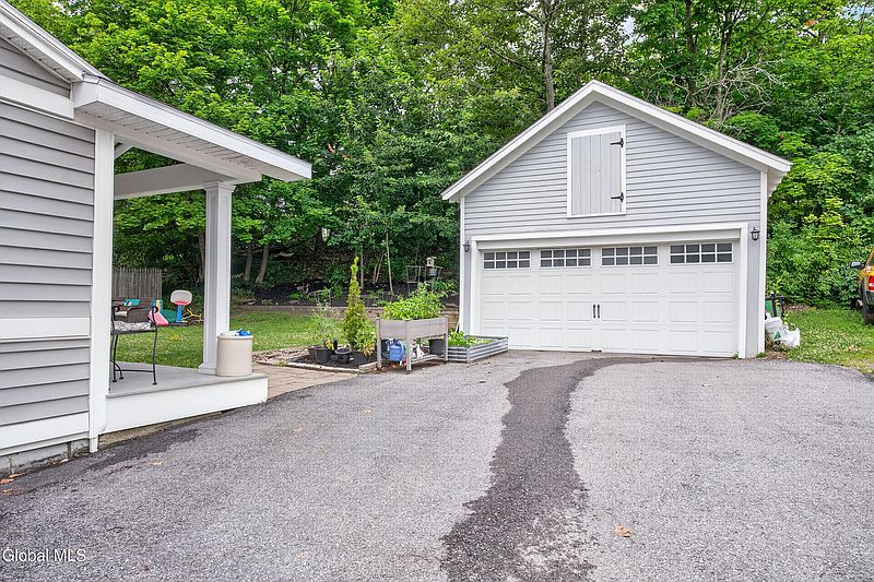 4th image of 79 Maple Avenue