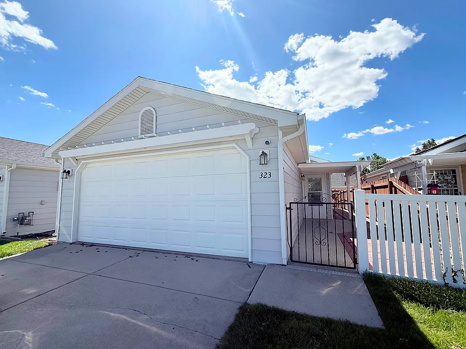 323 Appletree Ln