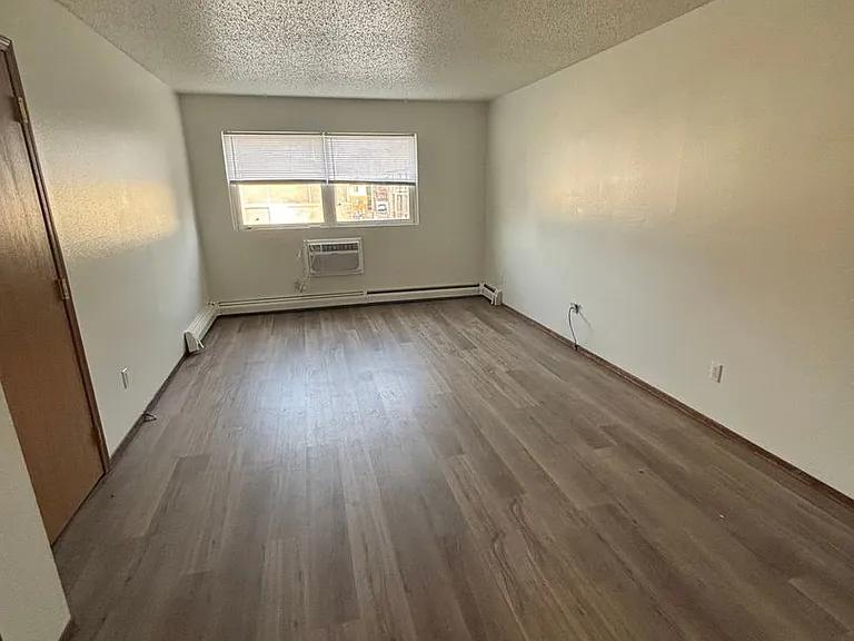 920 E Burlington St — Photo 8