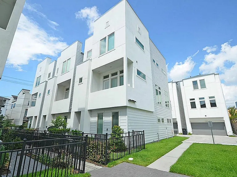2713 Clay St — Photo 1