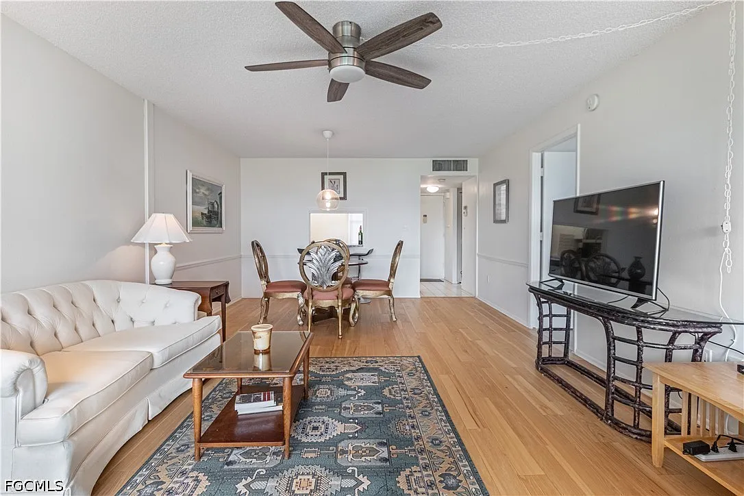 1 bed, 1.5 bath, 792 sqft, $2,700 — Photo 2