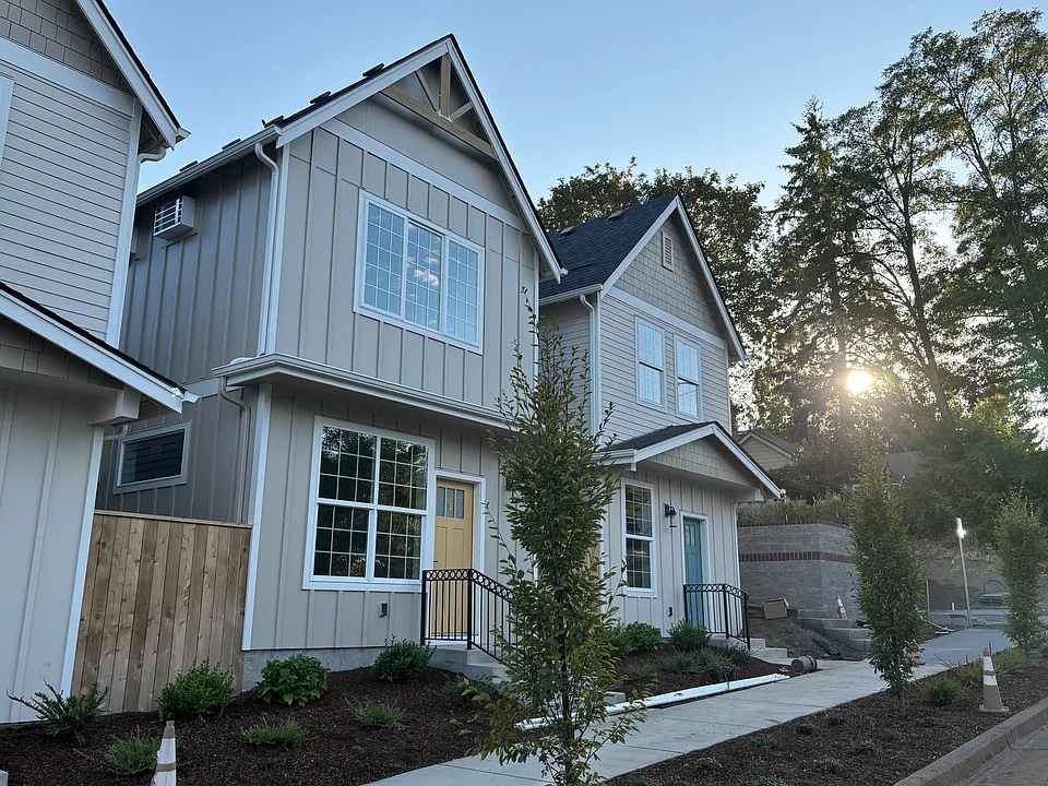 385 NW Conifer Blvd