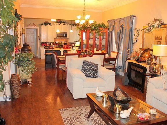 3rd image of 208 Thelma St