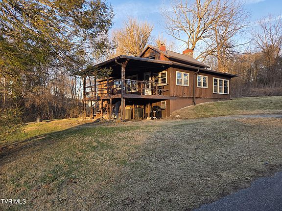 4th image of 100 Eisenhower Rd
