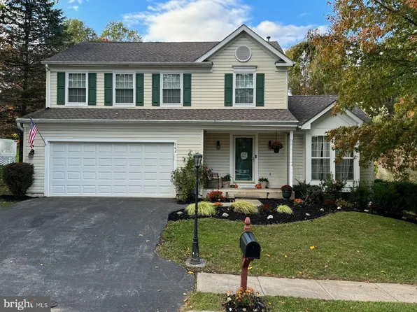 902 Kings Arms Dr, Downingtown, PA 19335