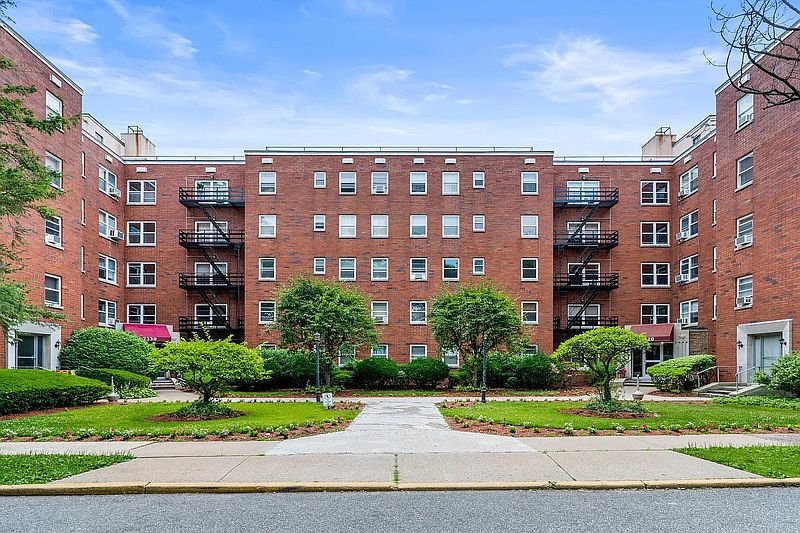 1st image of 2330 Linwood Ave #3