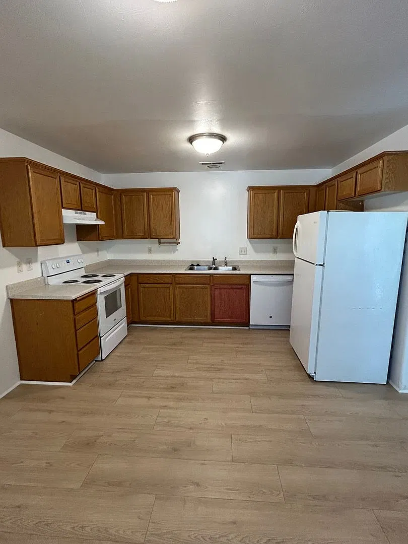 6924-1t - 2130 Crater Lake Ave A-D — Photo 2