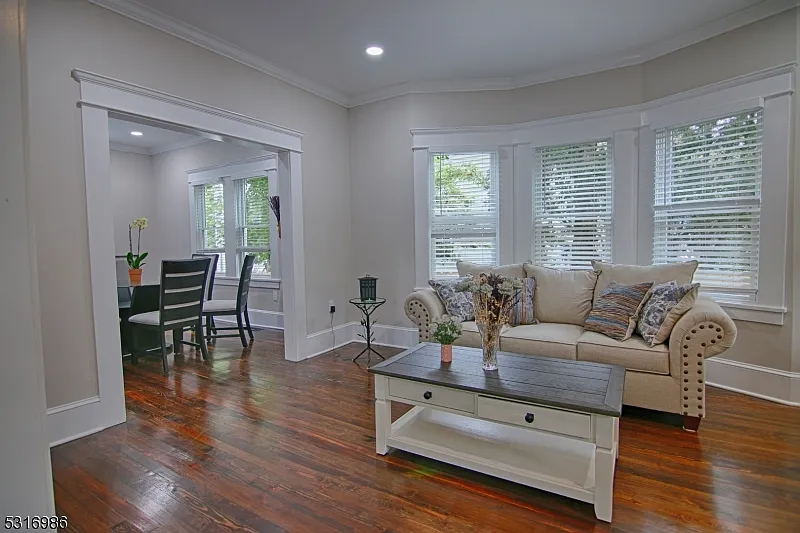 3 bed, 2.5 bath, $5,000 — Photo 2