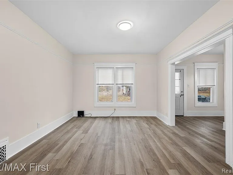 556 Leicester Ct — Photo 6