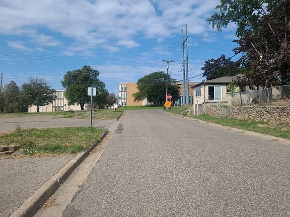 4th image of 329 Geneva Ave N