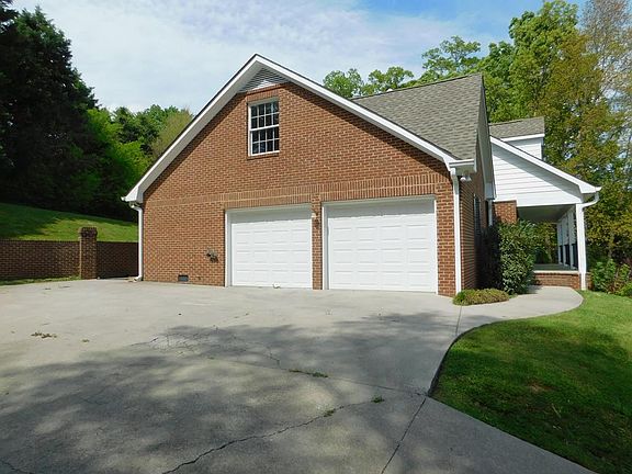 4th image of 3950 Clairmont Dr NE